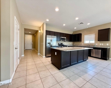 40865 W Hensley Way - Photo Thumbnail 7