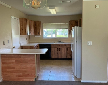 1955 Se Tiffany Avenue - Photo Thumbnail 4