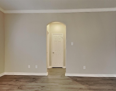 617 Crystal Brook Drive - Photo Thumbnail 4