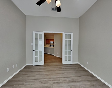 300 Lottie Lane - Photo Thumbnail 6