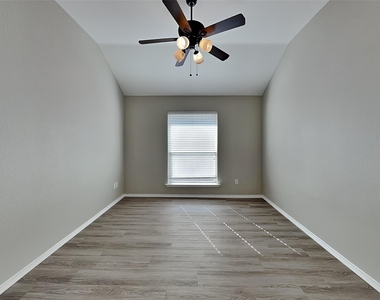 300 Lottie Lane - Photo Thumbnail 7