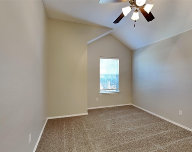 300 Lottie Lane - Photo Thumbnail 11