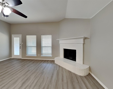 300 Lottie Lane - Photo Thumbnail 2