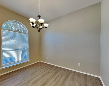 300 Lottie Lane - Photo Thumbnail 4