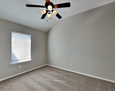 300 Lottie Lane - Photo Thumbnail 12