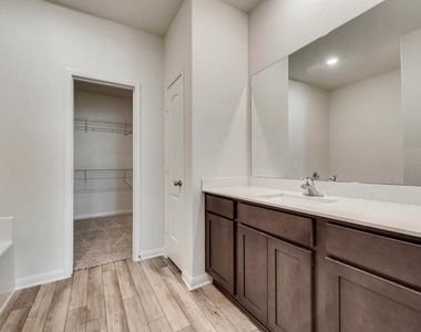 734 Saratoga Drive - Photo Thumbnail 9
