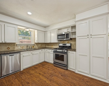 10422 Lake Gardens Drive - Photo Thumbnail 8