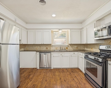10422 Lake Gardens Drive - Photo Thumbnail 7