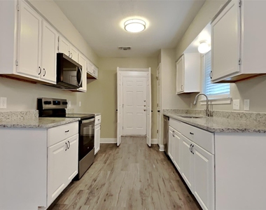 2128 Turf Club Drive - Photo Thumbnail 3