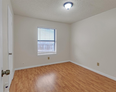 919 Southmoor Drive - Photo Thumbnail 7