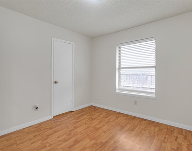 919 Southmoor Drive - Photo Thumbnail 9