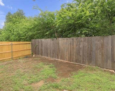 919 Southmoor Drive - Photo Thumbnail 15