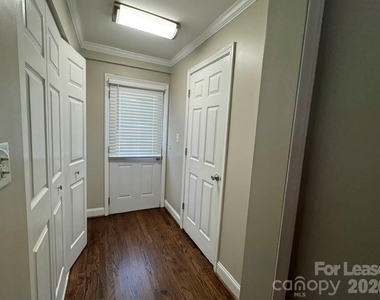 2401 Roslyn Avenue - Photo Thumbnail 13