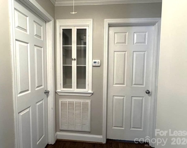 2401 Roslyn Avenue - Photo Thumbnail 12