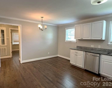 2401 Roslyn Avenue - Photo Thumbnail 3