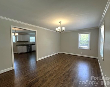 2401 Roslyn Avenue - Photo Thumbnail 7