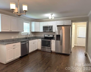 2401 Roslyn Avenue - Photo Thumbnail 2