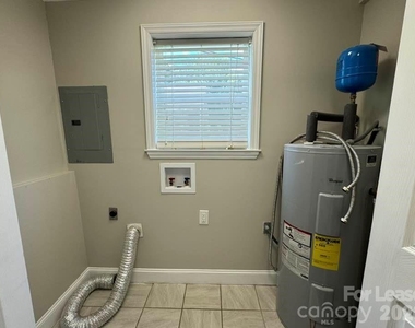 2401 Roslyn Avenue - Photo Thumbnail 14