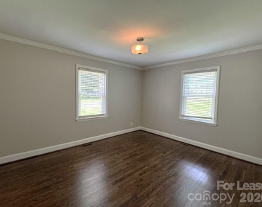 2401 Roslyn Avenue - Photo Thumbnail 8
