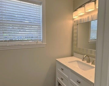 2401 Roslyn Avenue - Photo Thumbnail 11