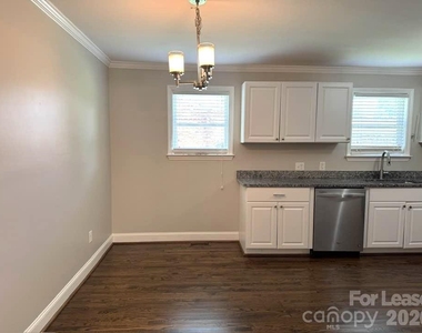 2401 Roslyn Avenue - Photo Thumbnail 4