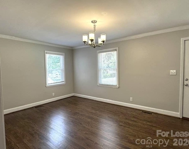 2401 Roslyn Avenue - Photo Thumbnail 6