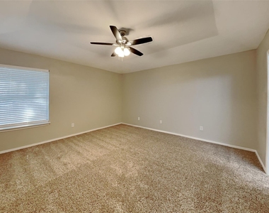 520 Hollyberry Drive - Photo Thumbnail 7