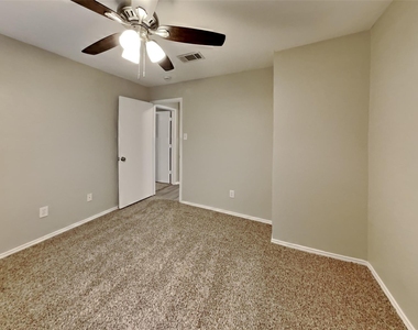 520 Hollyberry Drive - Photo Thumbnail 11