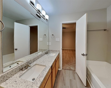 520 Hollyberry Drive - Photo Thumbnail 8