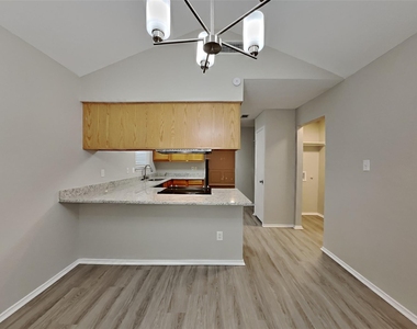 520 Hollyberry Drive - Photo Thumbnail 4