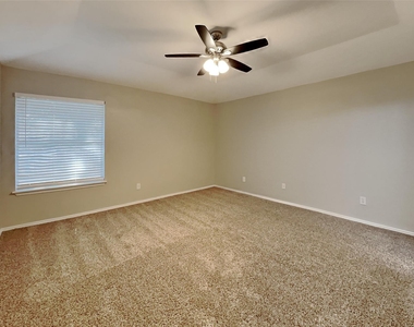 520 Hollyberry Drive - Photo Thumbnail 5