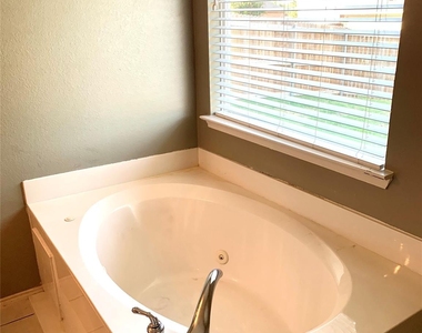 5512 Vineyard Lane - Photo Thumbnail 13