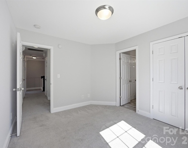 415 Courtland Court - Photo Thumbnail 17