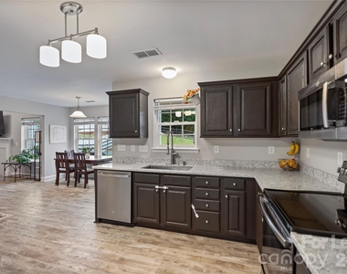 415 Courtland Court - Photo Thumbnail 5