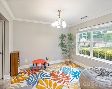 415 Courtland Court - Photo Thumbnail 4