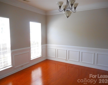 1018 Fountainbrook Drive - Photo Thumbnail 8