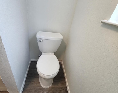 2404 Louise Street - Photo Thumbnail 12