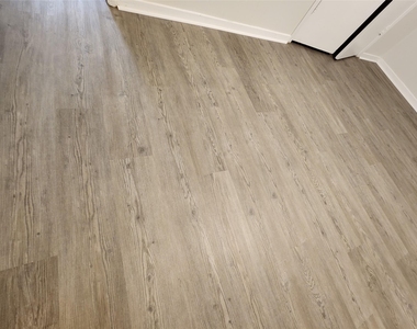 2404 Louise Street - Photo Thumbnail 8