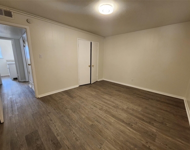 2404 Louise Street - Photo Thumbnail 7