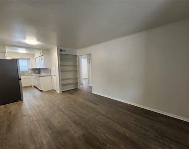 2404 Louise Street - Photo Thumbnail 2