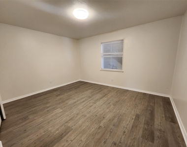 2404 Louise Street - Photo Thumbnail 6
