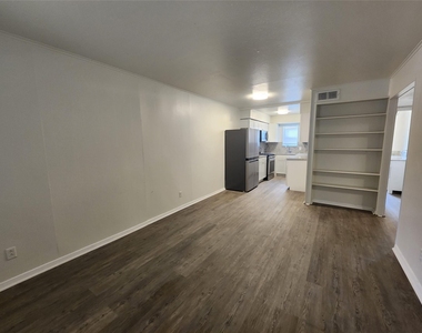 2404 Louise Street - Photo Thumbnail 1