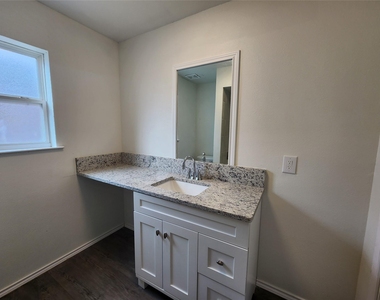 2404 Louise Street - Photo Thumbnail 11