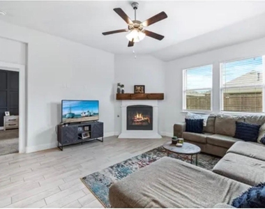 10812 Table Bluff Street - Photo Thumbnail 8