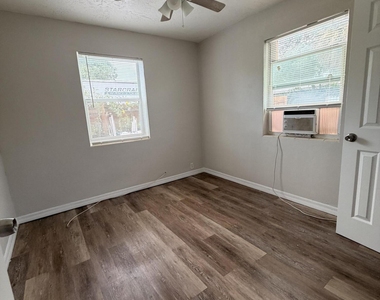 609 20th Street - Photo Thumbnail 10