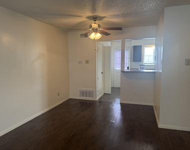2802 Wimbledon Court - Photo Thumbnail 3