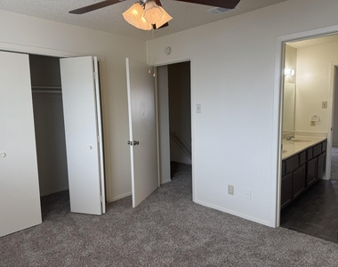 2802 Wimbledon Court - Photo Thumbnail 12