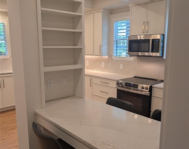 923 Henley Place - Photo Thumbnail 8