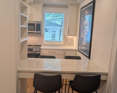923 Henley Place - Photo Thumbnail 7