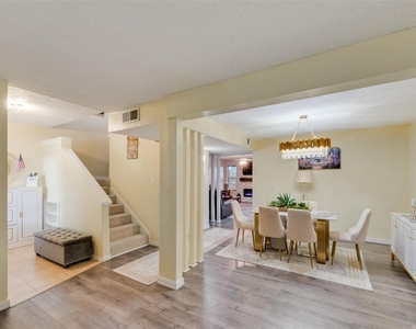 527 Towne House Lane - Photo Thumbnail 12
